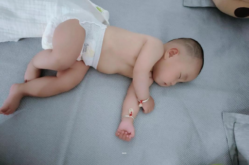 代怀包生男孩医院宝宝突然很多眼屎
